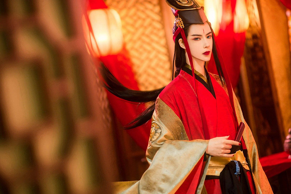 Khi nhóm người Nhậm Ngã Hành, Lệnh Hồ Xung, Nhậm Doanh Doanh cùng Hướng Vấn Thiên tấn công Đông Phương Bất Bại đã bắt được Dương Liên Đình và sử dụng anh ta để khống chế Đông Phương Bất Bại, vì trên thực tế cả bốn người cộng lại đều không bằng Đông Phương Bất Bại.