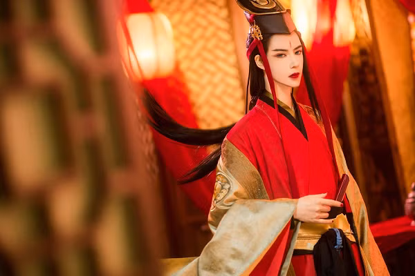 Khi nhóm người Nhậm Ngã Hành, Lệnh Hồ Xung, Nhậm Doanh Doanh cùng Hướng Vấn Thiên tấn công Đông Phương Bất Bại đã bắt được Dương Liên Đình và sử dụng anh ta để khống chế Đông Phương Bất Bại, vì trên thực tế cả bốn người cộng lại đều không bằng Đông Phương Bất Bại.