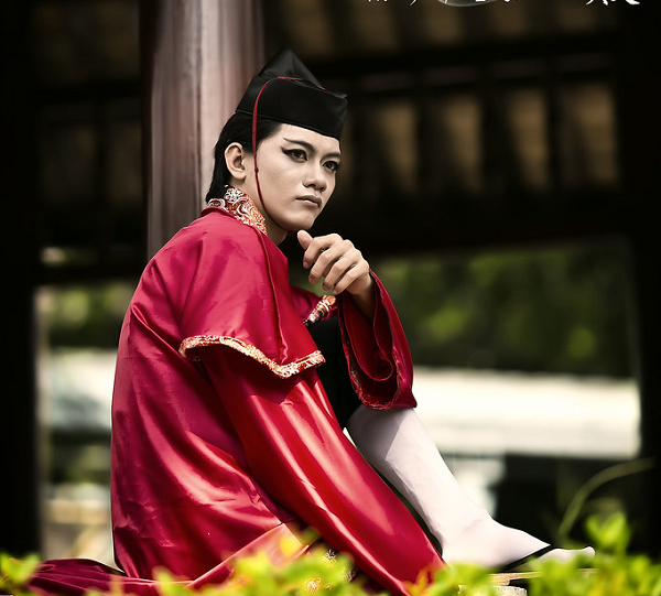 Đông Phương Bất Bại thuộc hàng những nhân vật có võ công khủng khiếp nhất trong truyện Kim Dung, võ công của y đã đạt tới cảnh giới kinh thiên động địa.