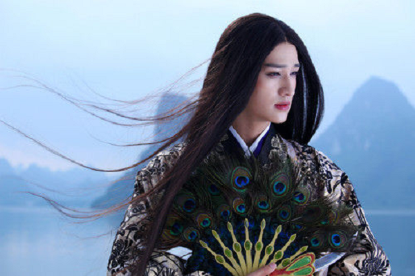 Thậm chí, Lệnh Hồ Xung dù đã được chân truyền Độc Cô Cửu Kiếm – pho kiếm pháp của Kiếm Ma Độc Cô Cầu Bại nhưng vẫn thua xa vị giáo chủ Nhật Nguyệt Thần Giáo này.