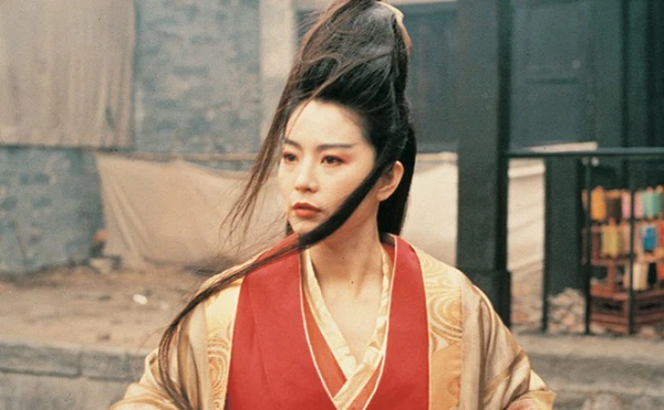 Đông Phương Bất bại dù có võ công tuyệt thế nhưng lại bị trở thành con người ái nam, ái nữ. Đông Phương Bất Bại sống một mình trong tẩm cung (như một hoàng hậu), yêu thương một gã đàn ông đẹp trai lực lưỡng tên là Dương Liên Đình.