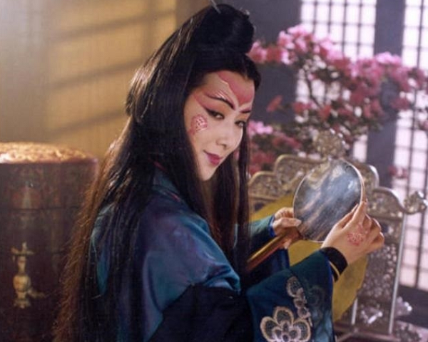 Lợi dụng tà tâm này, giáo chủ Nhật Nguyệt Nhậm Ngã Hành đã lừa cho Đông Phương luyện tập bộ võ công "Quỳ Hoa Bảo Điển". Nó đã giúp Đông Phương Bất Bại có võ công vô địch thiên hạ.