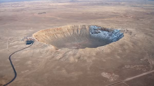 Một số chuyên gia cho rằng minh chứng về hố thiên thạch Bakr có thể giải thích cho những hiện tượng này. Một tác động của thiên thạch vào vùng nước sâu có thể hất tung gấp 10 lần thể tích của nước biển vào bầu khí quyển của Trái Đất, điều đó sẽ gây ra mưa to trong rất nhiều ngày, giống như trận sóng thần được ví như “gợn sóng của bờ biển” ở Ấn Độ Dương vào năm 2004.