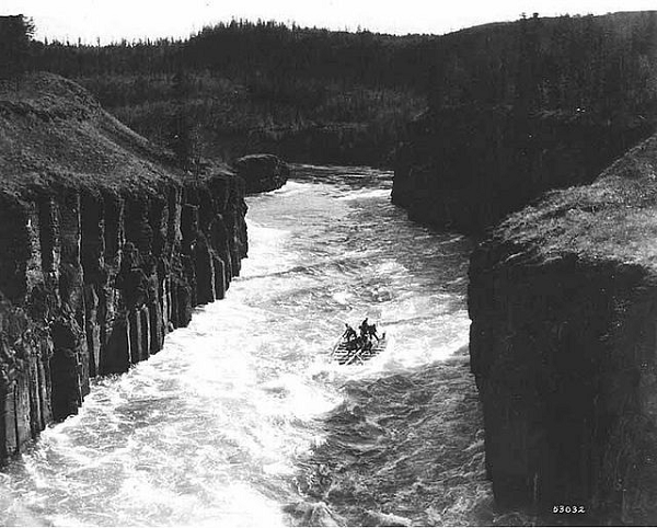 Cơn sốt vàng Klondike lên đỉnh điểm vào khoảng năm 1896 và 1899 với đợt di chuyển của 100.000 người đào vàng. Trước đó, khi các thợ mỏ địa phương phát hiện thấy vàng vào tháng 8/1896, tin tức lập tức lan truyền đến Sealtle và San Francisco, tạo nên "sự trỗi dậy" của cơn sốt.