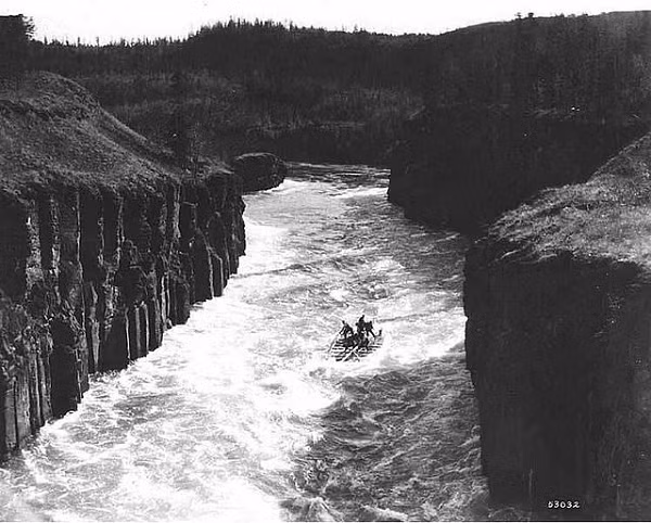 Cơn sốt vàng Klondike lên đỉnh điểm vào khoảng năm 1896 và 1899 với đợt di chuyển của 100.000 người đào vàng. Trước đó, khi các thợ mỏ địa phương phát hiện thấy vàng vào tháng 8/1896, tin tức lập tức lan truyền đến Sealtle và San Francisco, tạo nên "sự trỗi dậy" của cơn sốt.