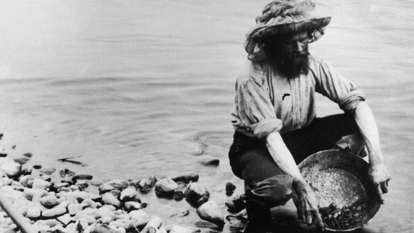 Thông thường, những con sông có nguồn từ Bắc Cực thường rất lạnh giá, không phù hợp để sinh vật sinh tồn. Nhưng trái lại, nước sông Klondike ôn hòa. Hai bên bờ, cảnh vật tựa như mùa xuân. Chính điều này là một trong những yếu tố tạo nên sự phát triển của nó.