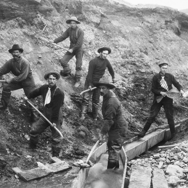 Để tới được mỏ vàng, hầu hết phải đi qua tuyến cảng Dyea ở đông nam Alaska. Tại đây, người tìm vàng phải đi theo đường Chilkoot tới sông Yokon và đi thuyền đến Klondike.