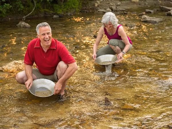 Hóa ra, bên dưới đáy sông Klondike có rất nhiều vàng bụi, vàng cục và thậm chí là vàng thỏi. Lạ một điều là, sau mỗi mùa mưa hàng năm, lượng vàng xuất hiện trên sông nhiều đột biến.