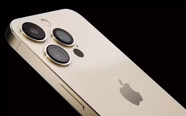 Tuy nhiên iPhone 15 Pro Max với màu vàng đồng vẫn mang một thiết kế cũ vuông vức đã có mặt từ iPhone 12. Các nút bấm vật lý không có gì thay đổi.