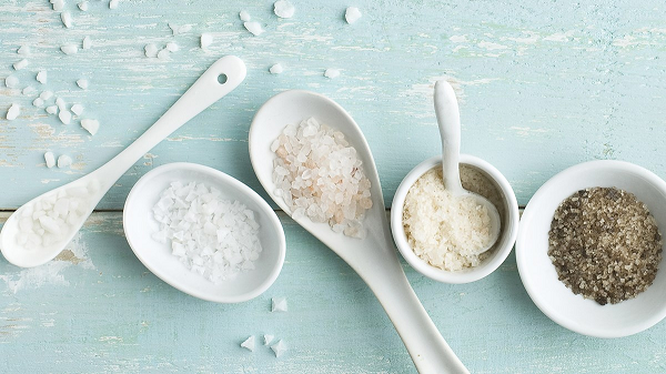 Muối biển nhạt thay thế natri bằng kali mang lại nhiều lợi ích. Thứ nhất là tăng lượng kali, chất này giúp làm giảm huyết áp và cải thiện sức khỏe tim mạch. Thứ hai, nghiên cứu cho thấy việc thay thế muối có hàm lượng natri thấp giúp ngăn ngừa các cơn đau tim và đột quỵ.