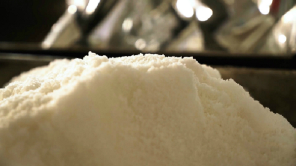 Tuy nhiên, do muối nhạt thay thế natri bằng kali nên những người theo chế độ ăn hạn chế kali (chẳng hạn như những người đang chạy thận nhân tạo) cần tránh các loại muối này kẻo tăng kali máu, gây ra các triệu chứng như mạch yếu, tim đập chậm hoặc yếu cơ và có thể gây đột tử.