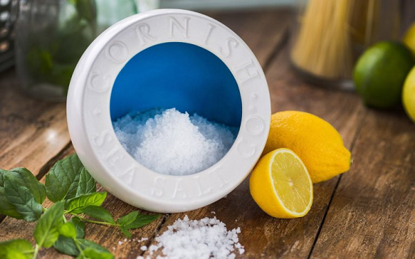 Muối biển nhạt là loại muối biển tự nhiên có hàm lượng natri (hay sodium) giảm từ 20-30% so với muối ăn bình thường. Tuy nhiên, nó vẫn có vị mặn do đã được thay thế bởi những thành phần khác như canxi, magie, đặc biệt là kali.