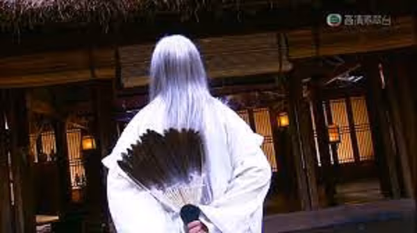 Sau này, người hại chết Hồ Thanh Ngưu là Kim Hoa bà bà. Cái chết của vị thần y lỗi lạc có nguyên nhân từ ngoại hiệu “kiến tử bất cứu (nhìn thấy chết mà không cứu)” của ông.