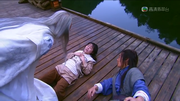 Tuy tài giỏi là vậy, chỉ tiếc là ông sống quá cố chấp, chỉ chấp nhận chữa cho người trong Minh giáo cho nên mới dẫn đến họa sát thân sau này. Dù không điều trị bệnh dứt điểm được cho Trương Vô Kỵ, nhưng ông đã giúp chàng kéo dài sự sống để gặp được cơ duyên sau này. Ông cũng để Trương Vô Kỵ nghiên cứu sách thuốc của mình, và trước khi chết còn truyền cho chàng bộ sách mà cả đời ông nghiên cứu được.