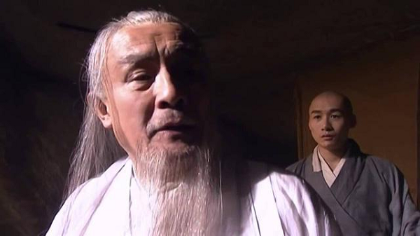 Ở Tụ Hiền trang, A Châu sau khi bị dính Kim Cương chưởng của Huyền Từ đại sư, chưởng môn phái Thiếu Lâm đã trở thành người sống dở chết dở. Ranh giới sự sống và cái chết của nàng chỉ mong manh như sợi chỉ, hoàn toàn sống dựa vào nội lực hồn hậu của Kiều Phong.