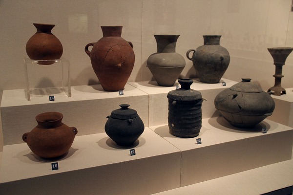 Trong giai đoạn giữa, đồ tùy táng bắt đầu nhấn mạnh đến yếu tố số lượng thay vì tính đa dạng. Trong giai đoạn cuối, các áo quan bằng gỗ bắt đầu xuất hiện trong việc an táng của văn hóa Đại Vấn Khẩu.