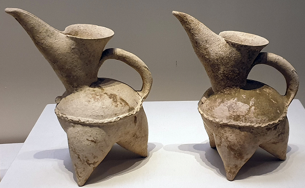 Dựa trên bằng chứng là các đồ tùy táng, giai đoạn đầu mang tính quân bình chủ nghĩa ở mức cao. Giai đoạn này có điểm đặc trưng là sự xuất hiện của các chiếc cốc được trang trí riêng, có chân cao.