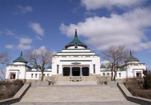 Tương truyền, lăng mộ của Thành Cát Tư Hãn luôn được bảo vệ bởi một lời nguyền để không bị phát hiện. Năm 2002, nhóm khảo cổ học Mỹ đã tuyên bố tìm thấy ngôi mộ của Thành Cát Tư Hãn ở Trung Quốc. Ngay khi rút khỏi khu vực này, đội thám hiểm đã phát hiện ra được một bức tường dài 2 dặm bảo vệ quanh lăng mộ. Từ bức tường này bất ngờ phun ra rất nhiều loại rắn độc.