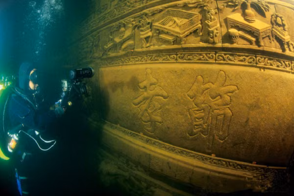 Hồ Phủ Tiên là hồ nước ngọt sâu thứ hai tại Trung Quốc. Các nhà khoa học đã phát hiện các công trình bằng đá bên dưới hồ. Trong cụm kiến trúc cổ được tìm thấy, có một công trình hình kim tự tháp cao hơn 20 m. Thành phố cổ này có khả năng là những gì còn sót lại của thời kỳ nhà Điền - một nước cổ với nền văn minh tiên tiến biến mất sau năm 86 TCN.