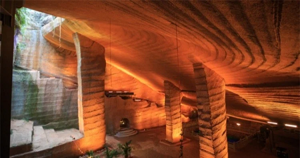 Hang động Longyou tại ngôi làng Shiyan Beicun được biết đến là một quần thể gồm 24 hang động nhân tạo với diện tích lên đến 300.000 mét vuông. Do sự khan hiếm của bằng chứng cũng như những giả thuyết gây tranh cãi mà lịch sử của hang động này đến nay vẫn được xem là một trong những bí ẩn lớn của Trung Quốc.