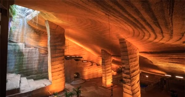 Hang động Longyou tại ngôi làng Shiyan Beicun được biết đến là một quần thể gồm 24 hang động nhân tạo với diện tích lên đến 300.000 mét vuông. Do sự khan hiếm của bằng chứng cũng như những giả thuyết gây tranh cãi mà lịch sử của hang động này đến nay vẫn được xem là một trong những bí ẩn lớn của Trung Quốc.