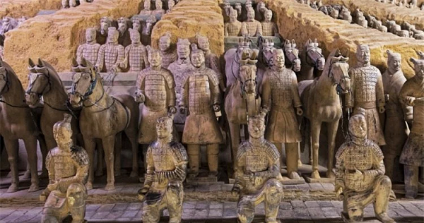 Năm 1994, một thanh kiếm đồng cực kì độc đáo đã được tìm thấy trong mộ Tần Thuỷ Hoàng. Trên bề mặt thanh kiếm đồng có một hợp chất muối crom dày 0,01 mm. Mà thép crom là một kim loại hiếm khó tinh chế, chỉ xuất hiện ở thời hiện đại từ năm 1937. Vậy tại sao thời ấy người ta có thể mạ crôm lên thanh kiếm đồng này?