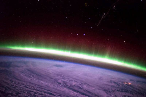 Các xoáy ở rìa từ quyển hoạt động giống như xoáy nước nên đã tạo nên một con đường đi nhanh chóng để các hạt điện tích chảy thành dòng theo đường xoắn ốc, tạo nên hiện tượng đẹp mắt.