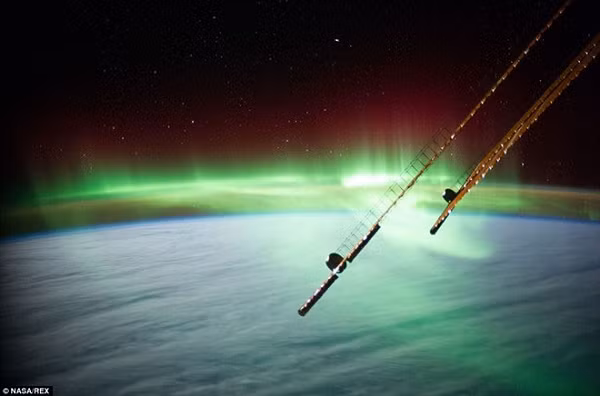 Tuy nhiên đây là một loại cực quang đặc biệt, chưa từng được biết đến trước đây. Các quan sát trước đây cho thấy các xoáy ở rìa từ quyển Trái Đất cho phép một số hạt tích điện từ Mặt Trời thoát qua, tìm đường tiếp cận bề mặt Trái Đất, tạo thành hạt cực quang.