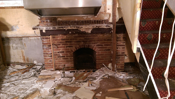 Trong khi dùng máy hút bụi để dọn dẹp qua cửa hàng, David đã nghe thấy một tiếng động nhỏ giống như tiếng va của kim loại. Sau khi đổ hết bụi bẩn ra ngoài, David vô cùng ngạc nhiên khi nhận ra đó là một kho báu.