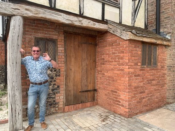 Trong quá trình cải tạo quán rượu, David còn phát hiện ra một lò sưởi có niên đại từ thế kỷ 17 và một số khẩu súng thần công bằng đá có từ những năm 1600.