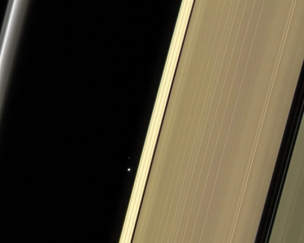  Bức ảnh bí ẩn này được tàu thăm dò Cassini của NASA chụp khi ở cách Trái Đất tới 1,4 tỷ km vào tháng 7/2013. Con tàu này đã chụp được khoảnh khắc đặc biệt về Trái Đất khi đang bay gần sao Thổ.