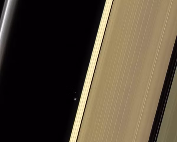  Bức ảnh bí ẩn này được tàu thăm dò Cassini của NASA chụp khi ở cách Trái Đất tới 1,4 tỷ km vào tháng 7/2013. Con tàu này đã chụp được khoảnh khắc đặc biệt về Trái Đất khi đang bay gần sao Thổ.