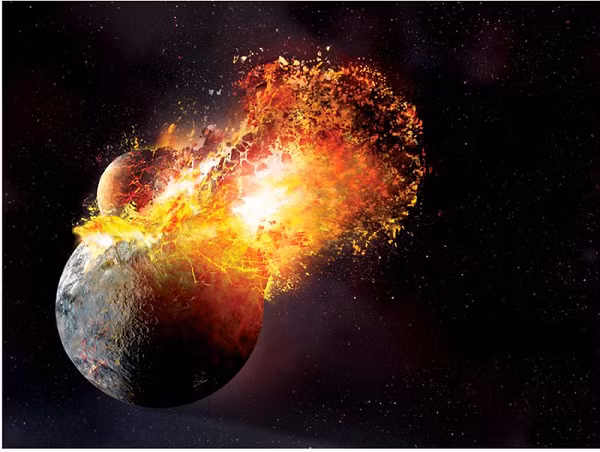 Mặt trăng được tạo thành bởi vụ va chạm theo phương tiếp tuyến với một thiên thể kích thước Sao Hỏa. Thế nhưng, lớp silicat ngoài của các thiên thể va chạm hầu hết đã bốc hơi, để lại lõi kim loại. Do đó, hầu hết vật chất bắn lên quỹ đạo sẽ bao gồm silicat, làm Mặt trăng khi ngưng kết thiếu đi sắt.