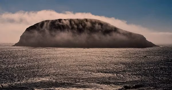 Có rất nhiều truyền thuyết và thần thoại xoay quanh Hy-Brasil. Một vài trong số chúng kể rằng hòn đảo là nhà của các thần trong truyền thuyết Ireland. Số khác lại kể đó là nơi các tu sĩ nắm giữ những hiểu biết cổ đại cho phép xây dựng lên những nền văn minh tân tiến cư trú.