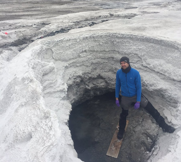 Do nồng độ muối cao, nước ở đó không bị đóng băng, tạo ra môi trường sống của nước lỏng ở nhiệt độ dưới 0ºC.