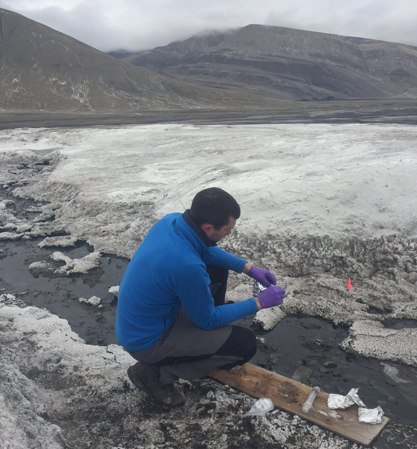 "Phải mất vài năm làm việc với lớp trầm tích trước khi chúng tôi có thể phát hiện thành công các cộng đồng vi sinh vật đang hoạt động" - tiến sĩ Magnuson, đồng tác giả cho biết.