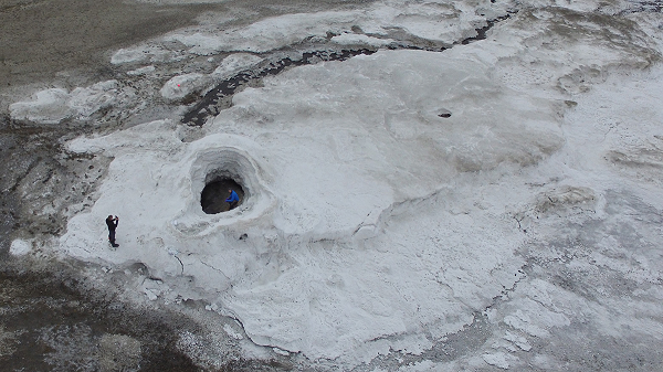 Lost Hammer Spring là một trong những suối lạnh nhất Canada. Nó rất giống với một số vùng của sao Hỏa nên từng được cho là không thứ gì tồn tại nổi.