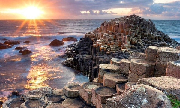 Vùng bờ biển Giant Causeway nằm ở hạt Altrim, trên bờ biển phía Đông Bắc của Bắc Ireland, cách 4,8 km về phía Đông Bắc thị trấn Bushmills. Tại đây có khoảng 40.000 cột bazan khổng lồ màu đen được xếp ngay ngắn, kết quả của một vụ phun trào núi lửa cổ xưa.