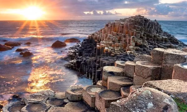 Vùng bờ biển Giant Causeway nằm ở hạt Altrim, trên bờ biển phía Đông Bắc của Bắc Ireland, cách 4,8 km về phía Đông Bắc thị trấn Bushmills. Tại đây có khoảng 40.000 cột bazan khổng lồ màu đen được xếp ngay ngắn, kết quả của một vụ phun trào núi lửa cổ xưa.