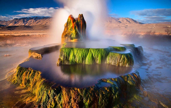 Suối phun Fly Geyser ở Nevada, Mỹ nằm giữa vùng địa chất có màu sắc rực rỡ, hình thành năm 1916 khi một công ty điện khoan thử giếng.