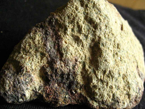 Kho tàng chất bay hơi tiếp tục được bổ sung bởi các thiên thạch chondritic đâm vào hành tinh sau đó. Vì vậy, có thể các nguyên tố dễ bay hơi ở Trái Đất và Sao Hỏa sẽ phản ánh thành phần của tinh vân Mặt Trời.