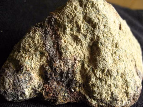 Kho tàng chất bay hơi tiếp tục được bổ sung bởi các thiên thạch chondritic đâm vào hành tinh sau đó. Vì vậy, có thể các nguyên tố dễ bay hơi ở Trái Đất và Sao Hỏa sẽ phản ánh thành phần của tinh vân Mặt Trời.