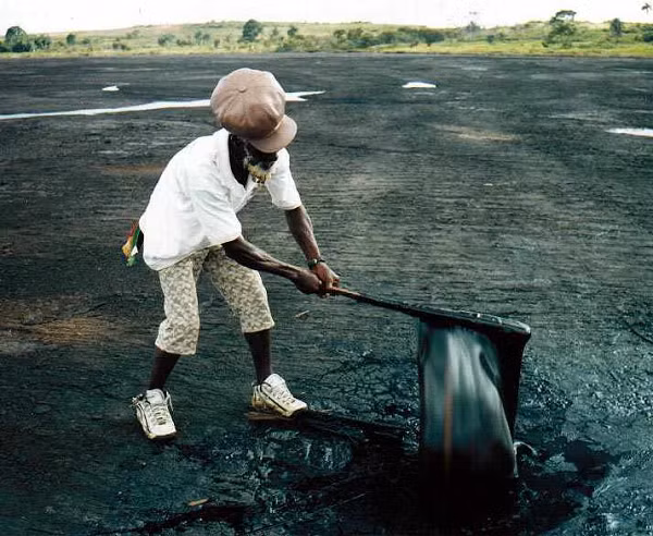 Những người dân bản địa đã dẫn ông ta đến nơi mà họ cho rằng đó là địa ngục. Khi tới nơi ông đã thấy một cái hồ có chứa đầy một chất màu đen và Walter Raleigh là người khám phá ra hồ Pitch.