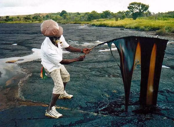 Các nhà khoa học sau khi phân tích các chất có trong hồ Pitch đã kết luận rằng nó có tuổi đời lên tới hàng nghìn năm. Hồ Pitch hình thành từ sau khi mảng lục địa Caribe dịch chuyển và bị khối lục địa khác đè lên. Sự dịch chuyển này đã tạo ra các đường nứt gãy và làm cho dầu thô dưới lòng đất bị phun trào lên bề mặt.