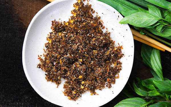 Loài kiến vàng này cực kỳ bổ dưỡng khi chứa đến 28 loại acid amin và hàm lượng chất đạm cao từ 42-67%. Ngoài ra nó còn là thực phẩm có nhiều sinh tố và các loại khoáng chất khác.