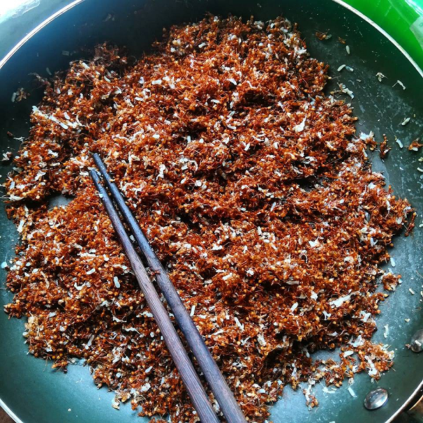 Đúng như tên gọi, muối được chế biến từ xác những con kiến vàng thường làm tổ trên cây cao cùng một một số loại gia vị khác như muối, ớt, lá then len,...