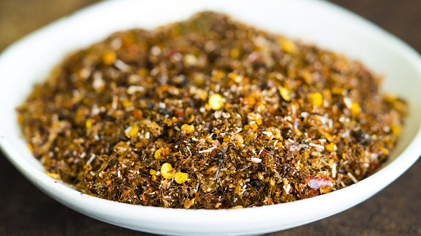 Họ phải dùng cây sào dài khều tổ kiến từ trên cây xuống, cho nguyên cả tổ kiến vào cái thau nhôm.