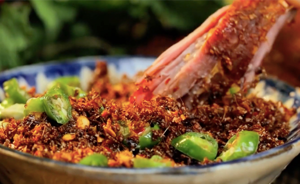 Muối kiến không hề mặn, khá nhạt, lại có mùi kiến vàng thơm thơm, mùi tiêu nồng nồng nên được người dân nhiều nơi ưa chuộng.