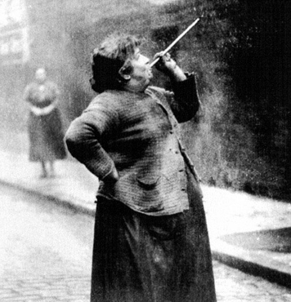 Nghề gõ cửa là một nghề đã tồn tại từ giữa thế kỷ 18 cho đến những năm 1950. Công việc của họ là đánh thức những khách hàng phải dậy sớm. Họ thường gõ trực tiếp lên cửa sổ đầu giường hoặc bắn một viên sỏi lên cửa kính để đánh thức khách hàng.