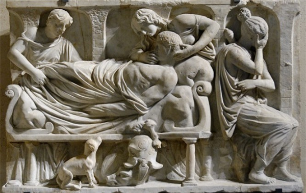 Một đám tang ở Rome cổ đại bắt đầu với một đám rước ngoài đường. Đôi khi gia đình sẽ thuê những phụ nữ khóc để gây ấn tượng với đám đông. Để làm cho mọi người tin rằng, họ thật sự đau khổ, những người phụ nữ này thậm chí tự cào cấu đôi má cho đến khi chảy máu.